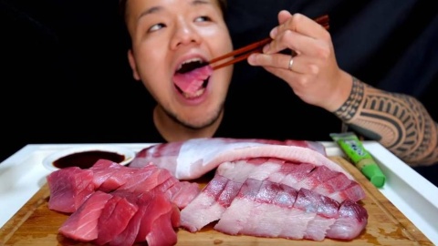 日本大胃王新井熊asmr吃生鱼片,大口大口吃,太过瘾了