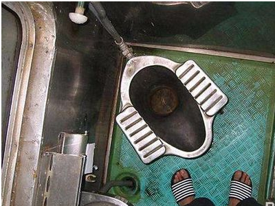 火车上的厕所怎么冲水