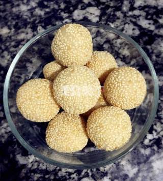 炒锅烧热 倒入适量调和油 放入裹好芝麻的丸子 用小火炸至丸子变黄