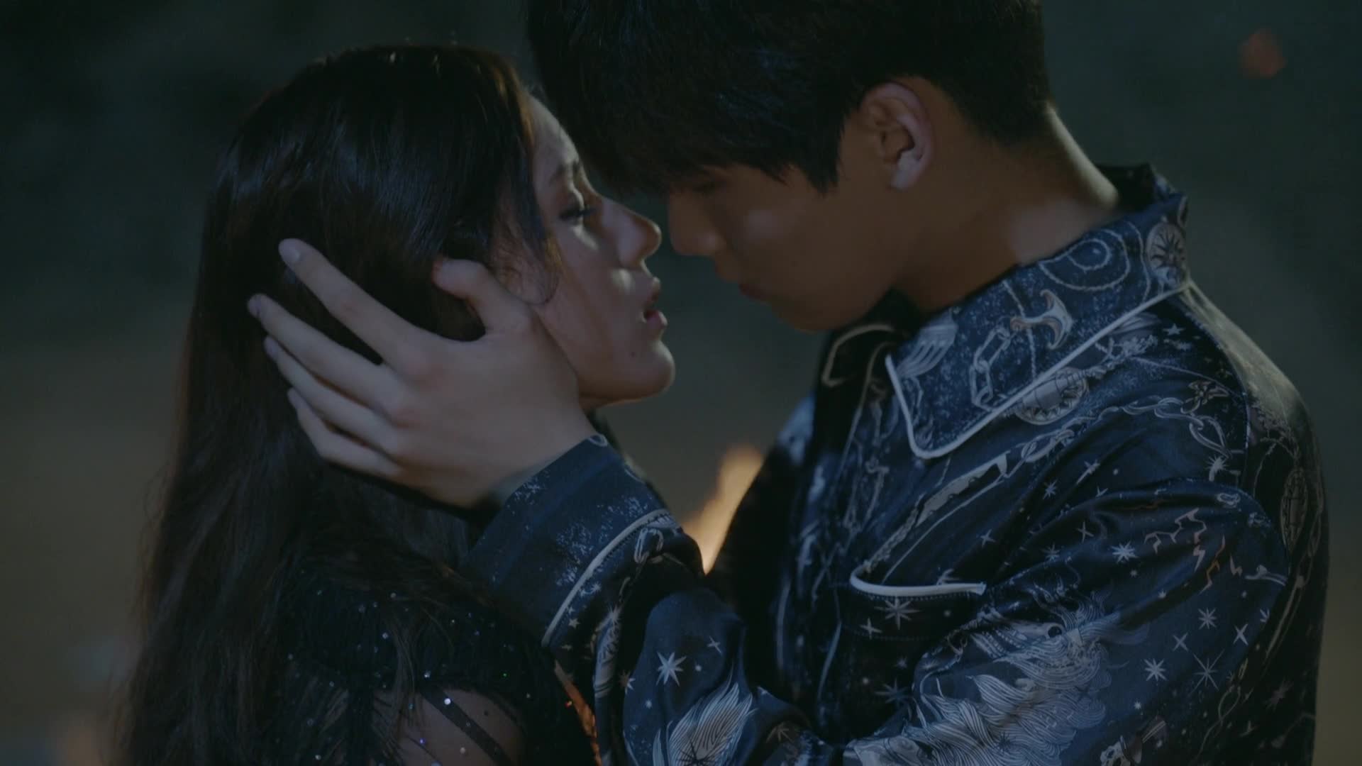 无法拥抱的你:洁癖月七深情亲吻告白吸血女!-小凡影视-小凡说影