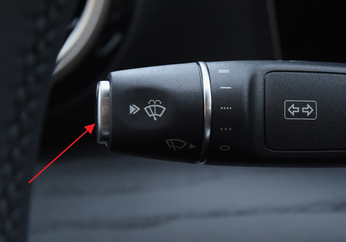 奔驰e300l,雨刮器喷水在哪里?