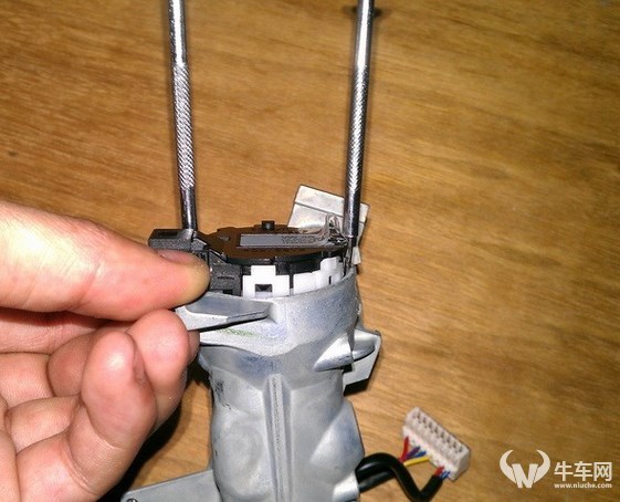 速腾2012款的点火开关怎样撤装图