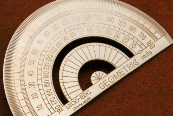 几何及小制作或修理工在测量绘制,制作时需要携带量角器,三角板,直尺