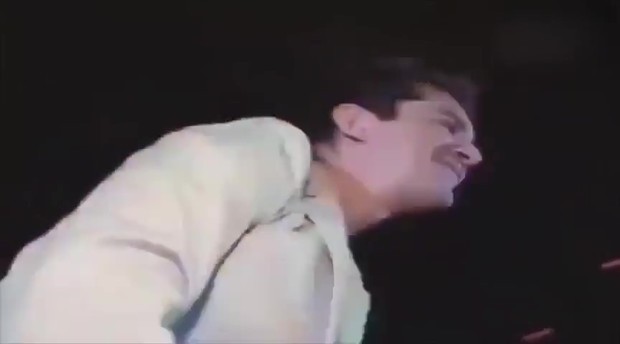 什么名字呀,他正在唱这首歌里有一句歌词是哈利路亚