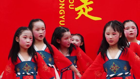 [图]唐诗新唱《新学堂歌》一年级学生表演 #六一儿童节