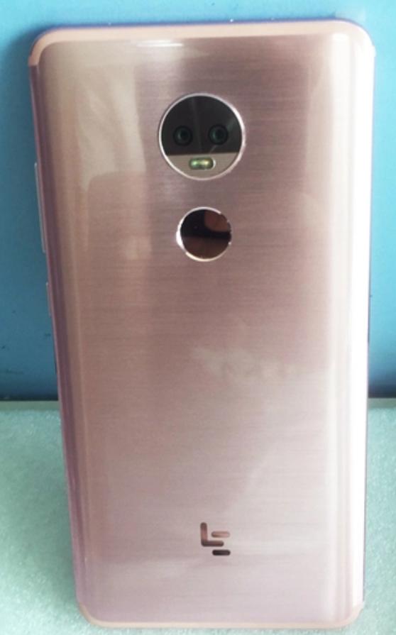 该机也为乐视的工程机,参数都与x910无异,但x920有一个很有意思的设计