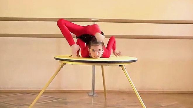国外美女上演高难度柔术动作,身形优美,犹若无骨,太不可思议了