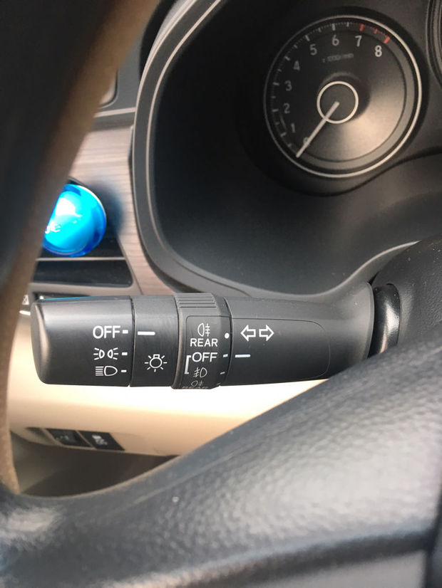 凌派雾灯开关上面那个rear是什么键