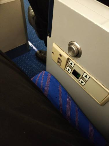 飞机座位上的这几个按钮是干啥的