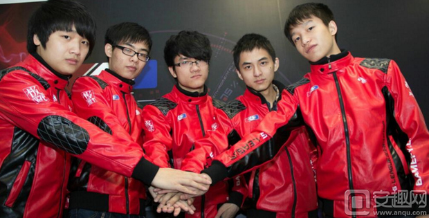 rng战队举国旗拍照