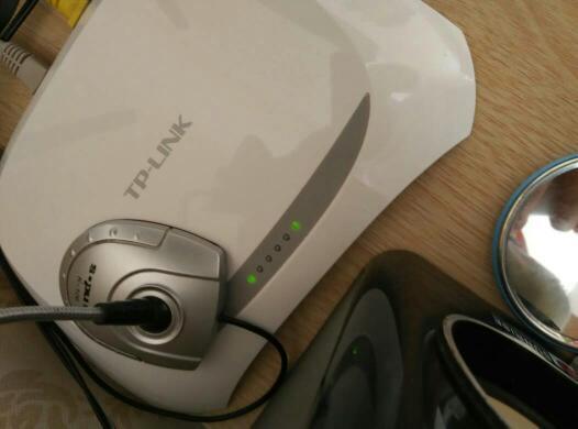 路由器貌似故障了。如图,左上的灯一直亮,右下