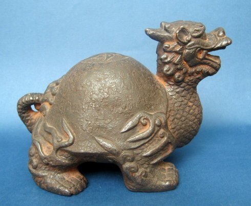 打墓时挖出的,龙头麒麟尾的乌龟,上面还有一个小龟,脚踩元宝和铜钱,没