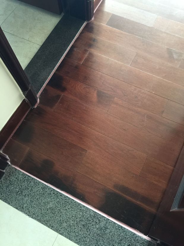 木地板冬季 地暖供暖后局部变黑 是怎么回事?