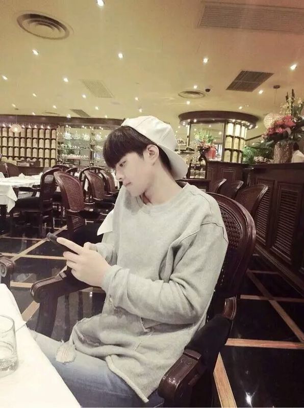 求10张帅哥照片同一个人