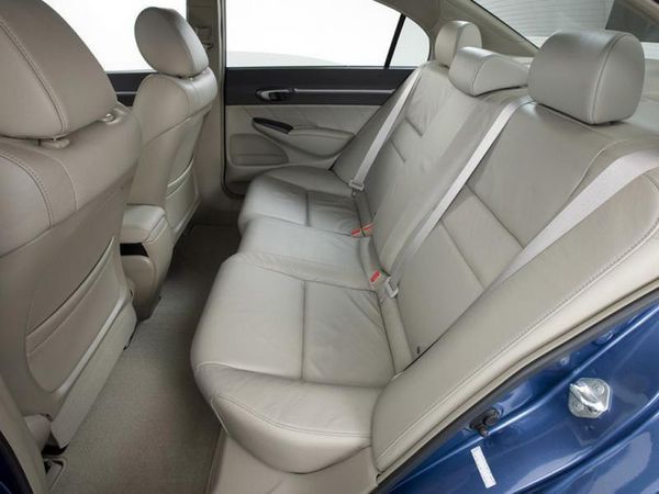 本田思域的后排座椅没有整排的吗,那岂不是睡觉很不舒服?