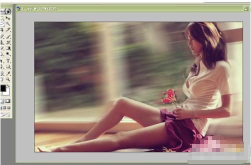 用PS如何把照片里的背景模糊而人物还是清晰