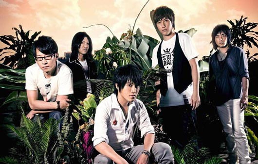 "生命再长 不过烟火落下了眼角"这句话真的画面感好强.