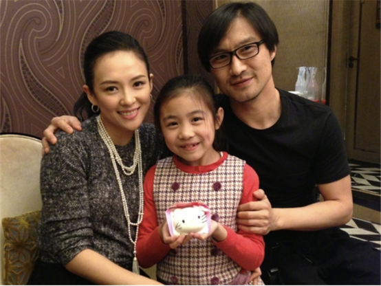 章子怡为小苹果庆生,互相依偎似亲母女,15岁熙熙为什么显得这么成熟呢