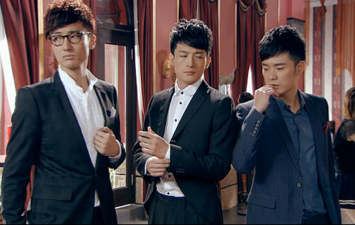 爱情公寓3 关谷,子乔,小贤在展博面前穿西装,摆姿势的照片