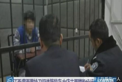 蒙面男子持刀闯进服装店