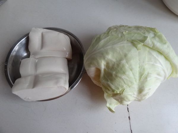 食材 主料 包菜 50克 豆腐 200克 辅料 油 适量 盐 适量 老抽 适量