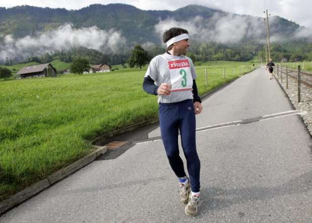 一个女青年在风景区玩倒着走路,啥意思(和男友)