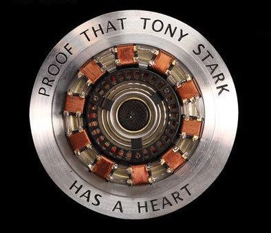 钢铁侠胸口能量堆的图案第一代第二代各是怎样的,求图求图。