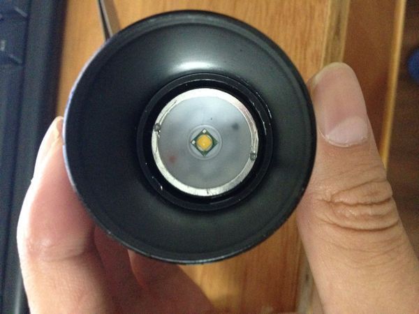 谁知道如何把t6灯芯从c8灯头里取出来!我想更换一下灯头可是取不出!