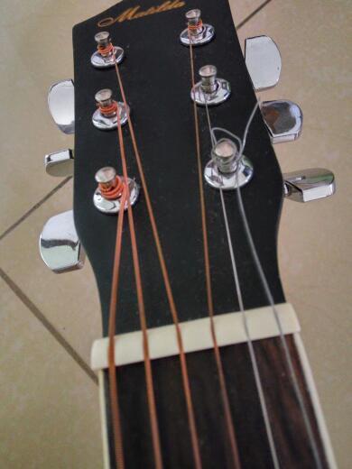 吉他弦断了,可是不知道怎么上弦,图片上面的弦