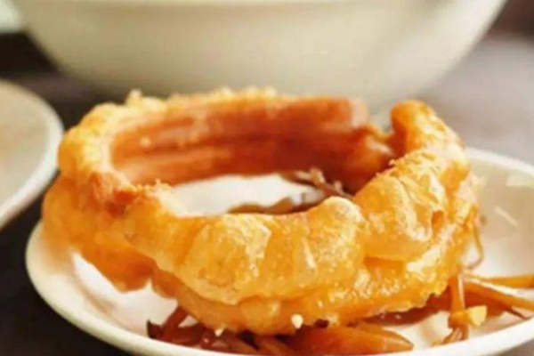 做法也不一样,焦圈无明矾,油条有.