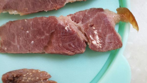 家里的腊肉上有一些白色斑点,不知道是什么情况.