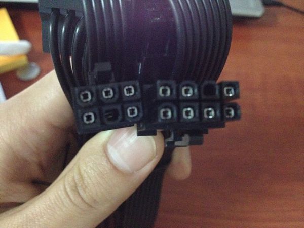 海盗船电源线24pin少个孔正常吗