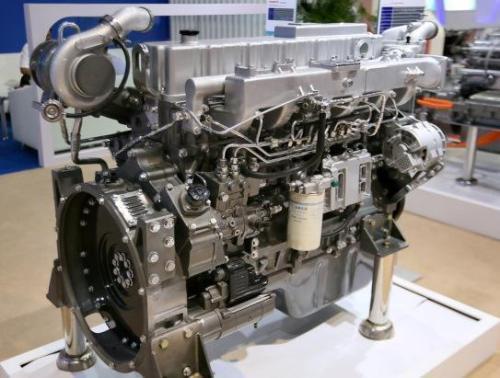 中国重汽汕德卡发动机废气管漏油大