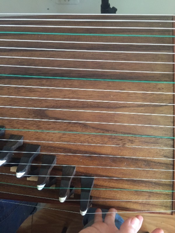 新买的古筝琴头有山水纹求鉴定是否次品