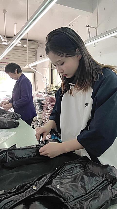剪线头实在是磨人~旁边的大妈来厂子工作五年了