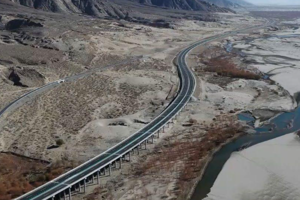 1954年12月23日,中国川藏(又称康藏)公路,青藏公路同时正式通车.