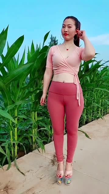 大妈穿上紧身裤,身材立马展现,越看越有魅力!