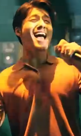 请问2016嘉士伯广告KTV里面唱歌的男明星是