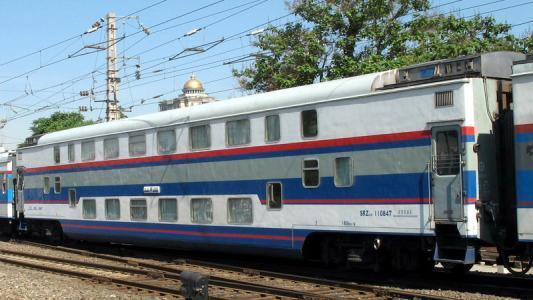 我国引进后把电动折叠门改成电动塞拉门,并在车厢中加了块搞笑的