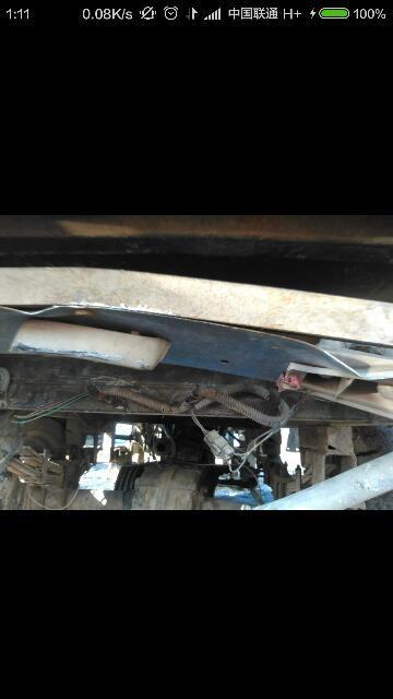 农用三轮车在t行路口左转被直行超速奔驰车撞