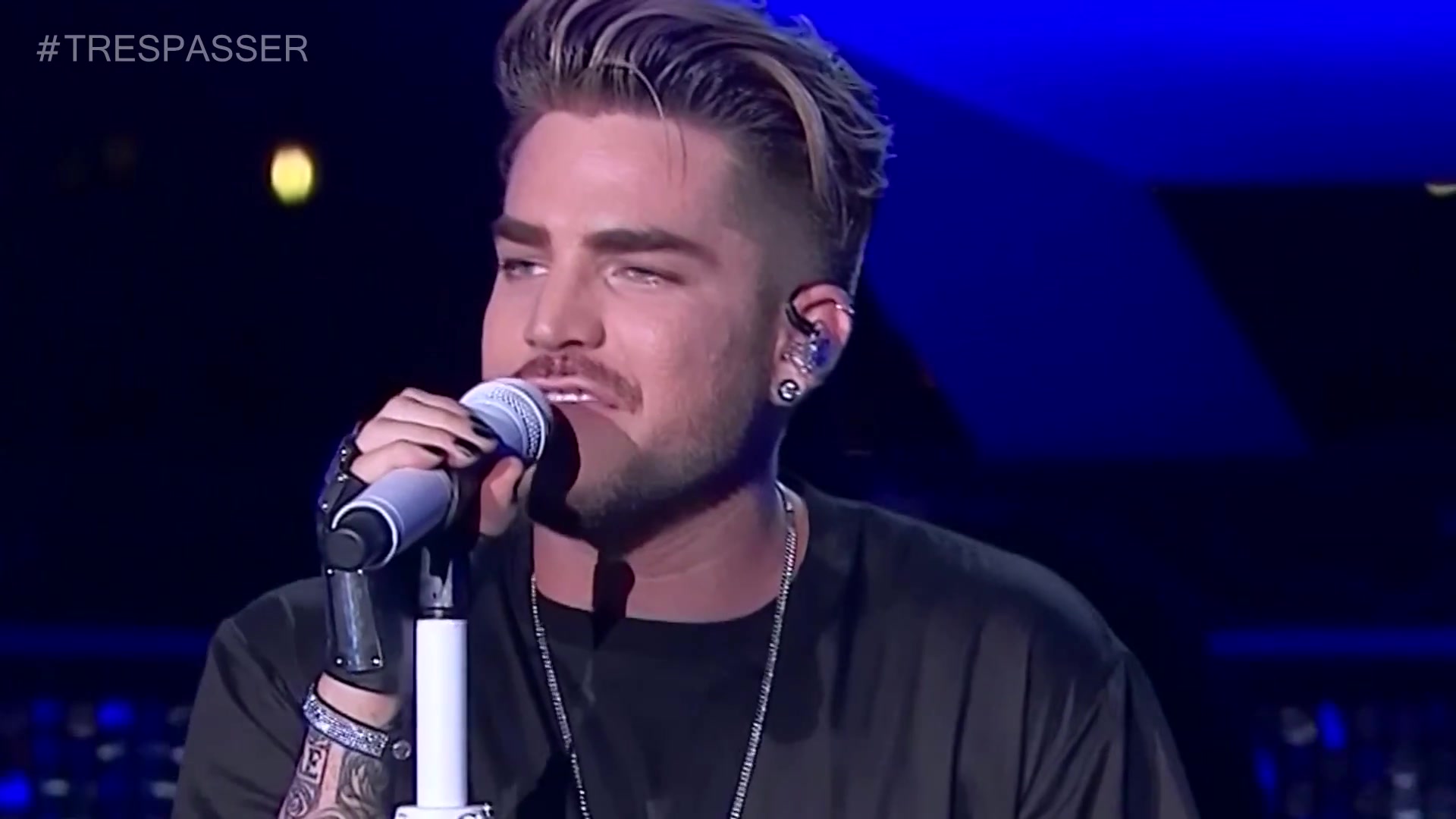 [图]【成名曲】Adam Lambert - Whataya Want From Me (Live In Singapore) 2015.12.31