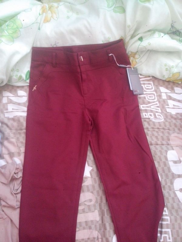 女士紫红色的裤子配什么颜色的上衣和鞋子