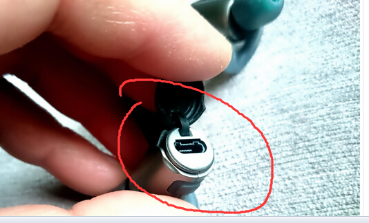 索尼mdr-as800bt充电接口在哪里