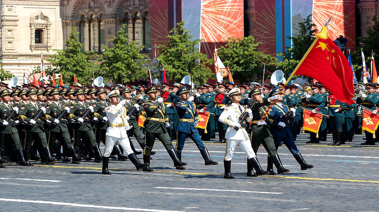  b>红场阅兵中国 /b>三军仪仗队"抢镜",外国人:中国阅兵是世界最棒的