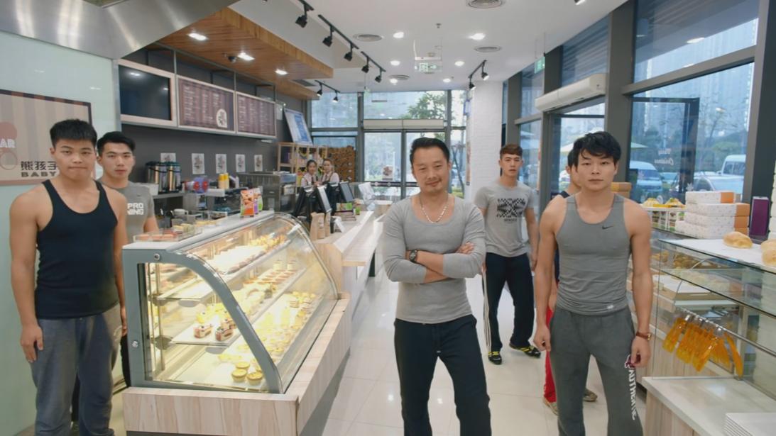 熊爸熊孩子:一群壮汉闯进蛋糕店,看着来者不善,结局却搞笑了