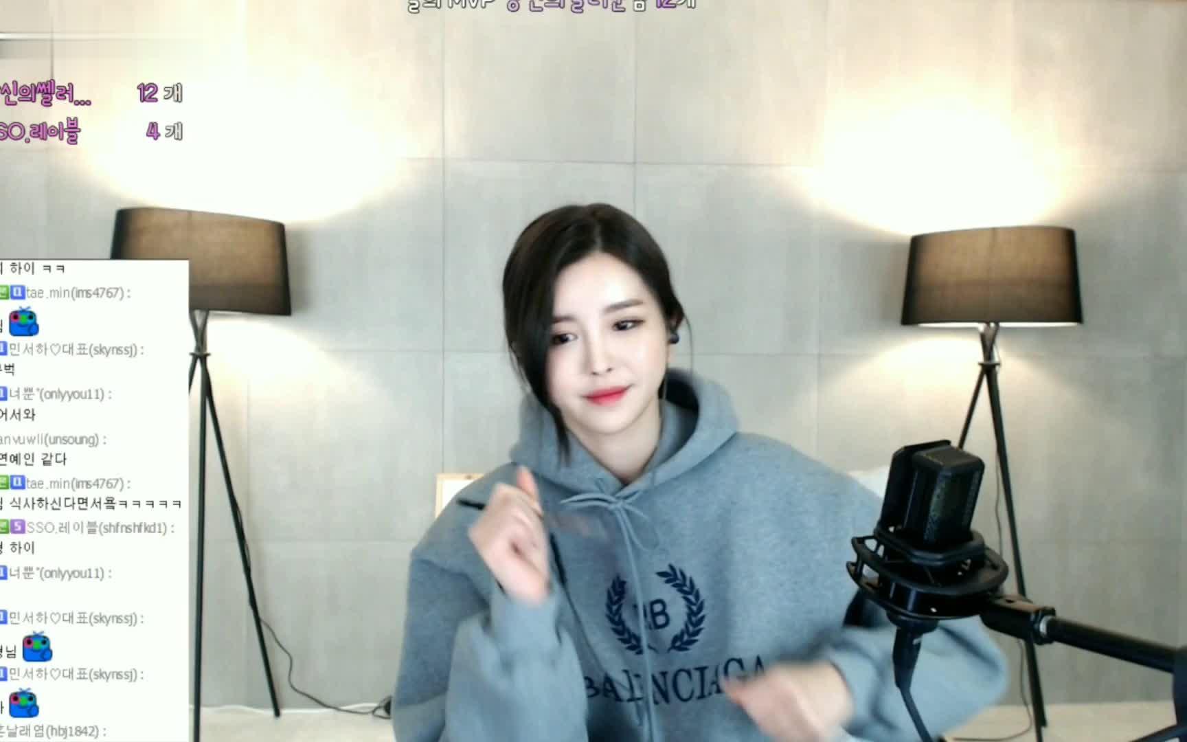 尹素婉,天气冷了穿起这么厚来直播!