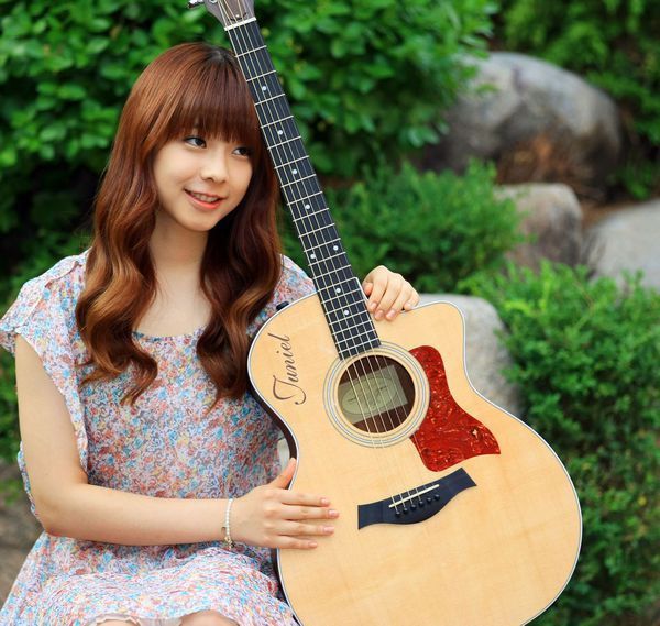 韩国会弹吉他唱歌很好听长得很甜美的女生