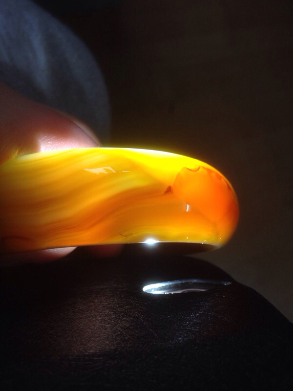 玛瑙手镯,买回来的时候用手电筒仔细观察过,整个手镯就七八个小黑点