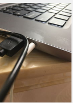 为什么电脑插上耳机后扬声器还会响