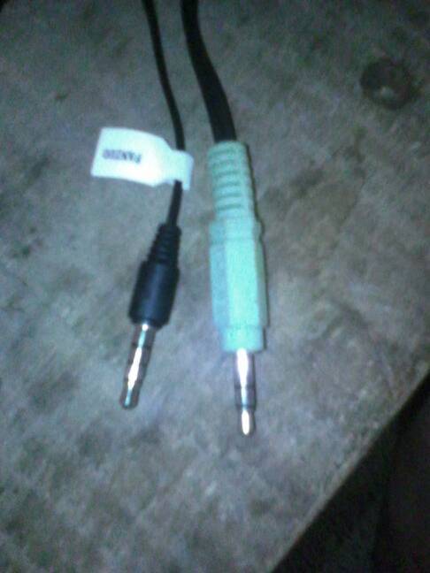 机用左边的耳机插头放音乐就行,右边的电脑音